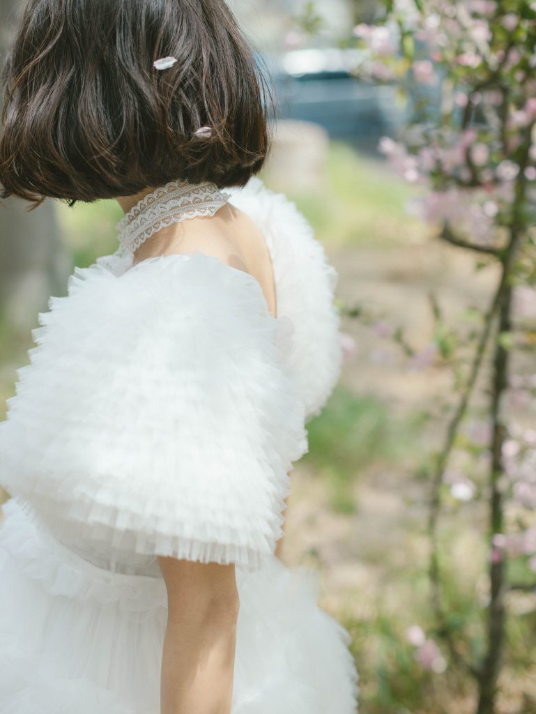 可愛らしいウェディングドレスでロケーション撮影